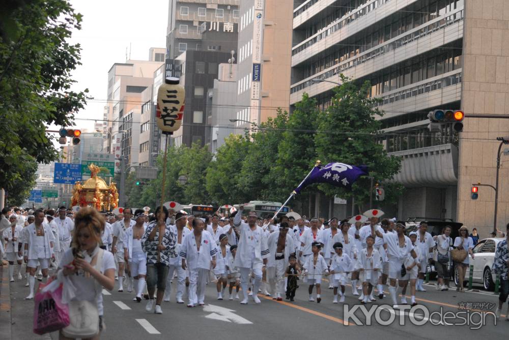 中御座を担ぐ三若衆