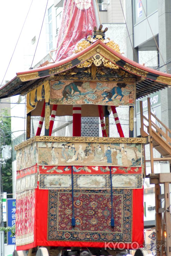 前から見る鶏鉾