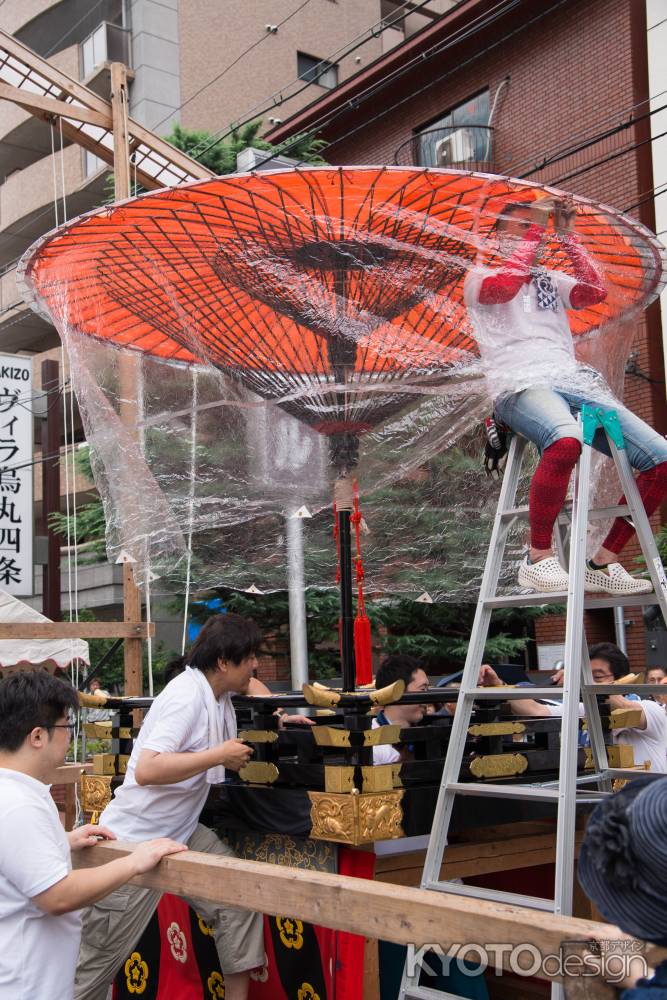 雨天の鉾建て