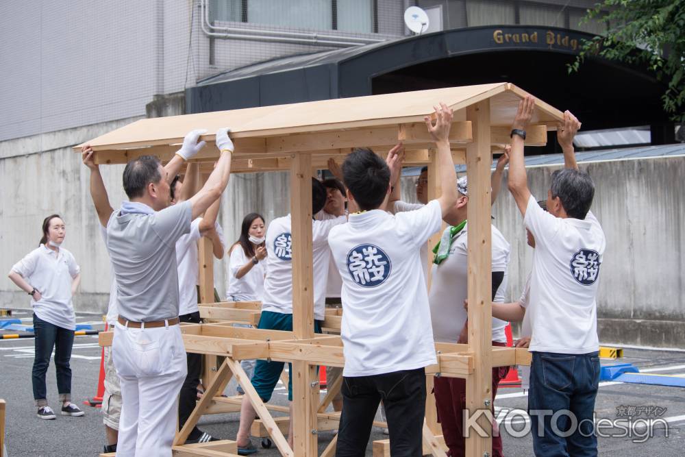 綾傘鉾　お迎え提灯の準備