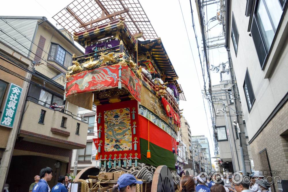 曳初め　船鉾の後を追う