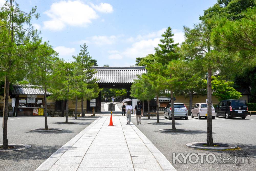 大徳寺　ゆったりと構える総門