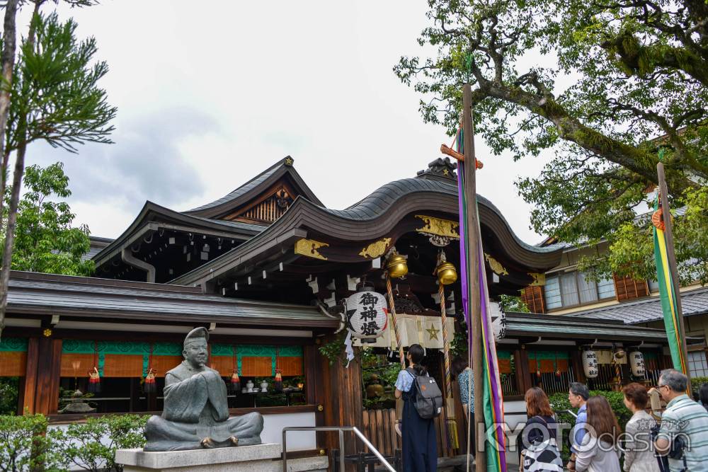 晴明祭　本殿に参る人々