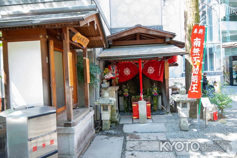 六角堂　石不動