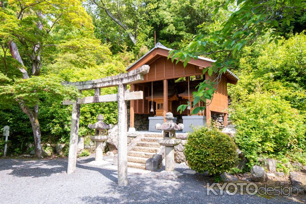 光明寺　緑の中に