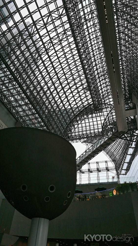 ガラス屋根と丸みを帯びた換気塔