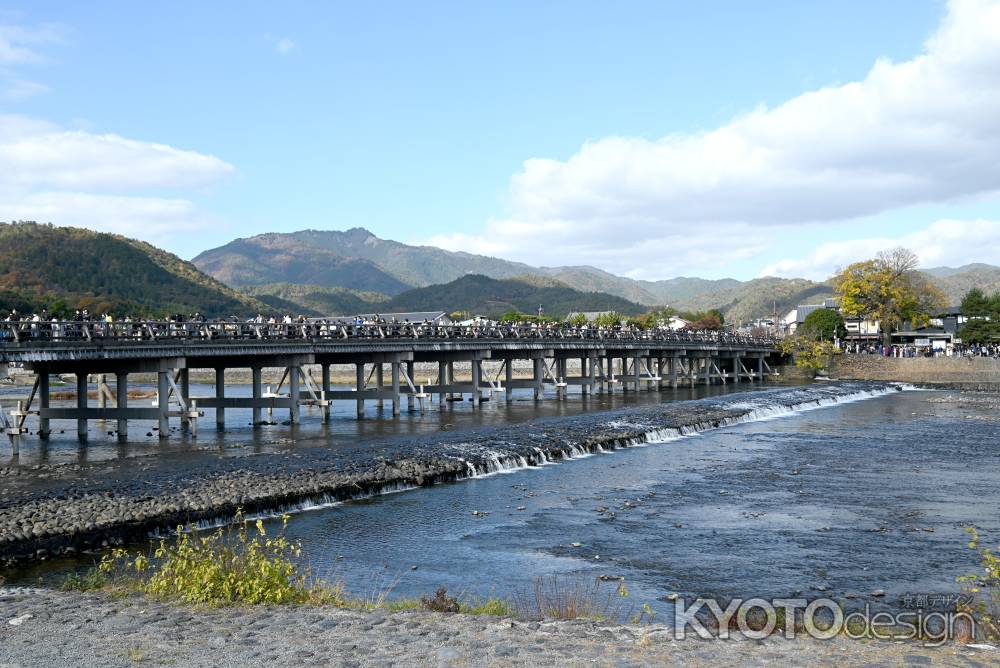 渡月橋の向こうに鳥居形