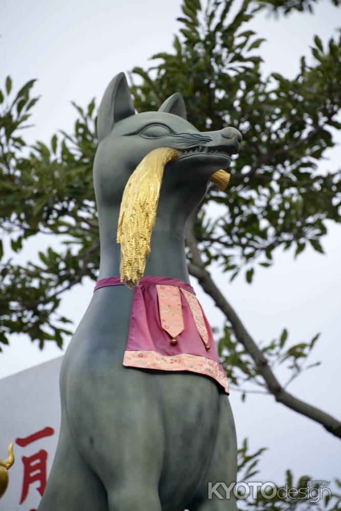 稲穂を加えた狐