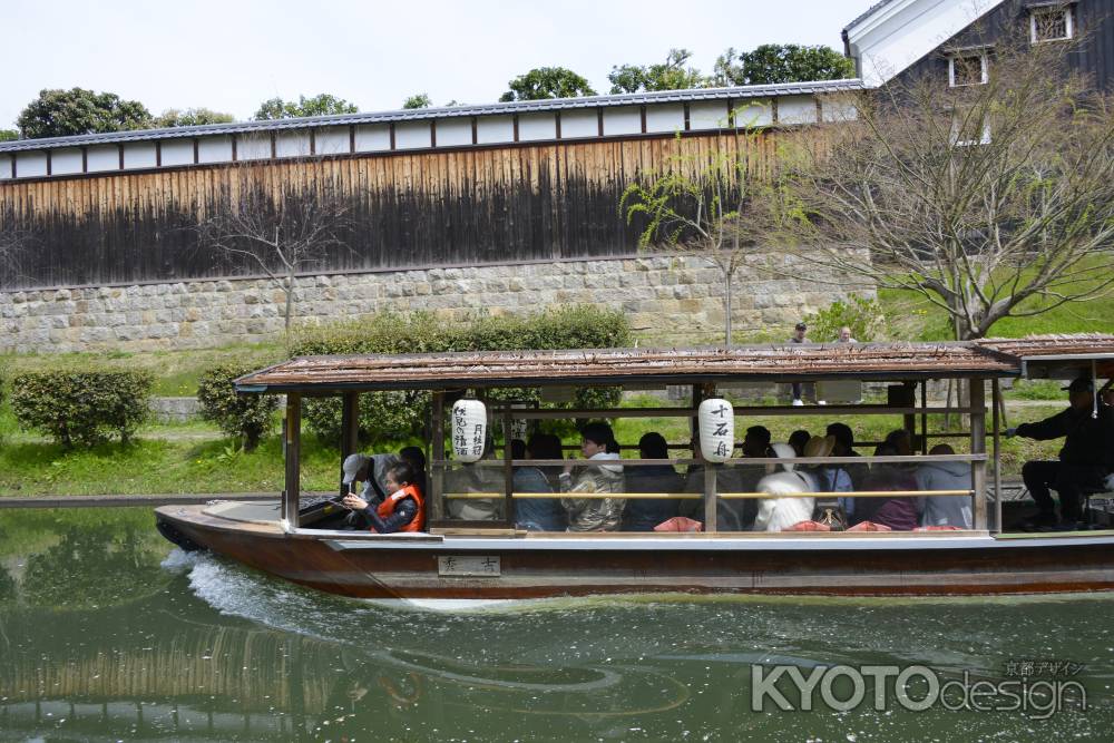 爽快に進む十石舟