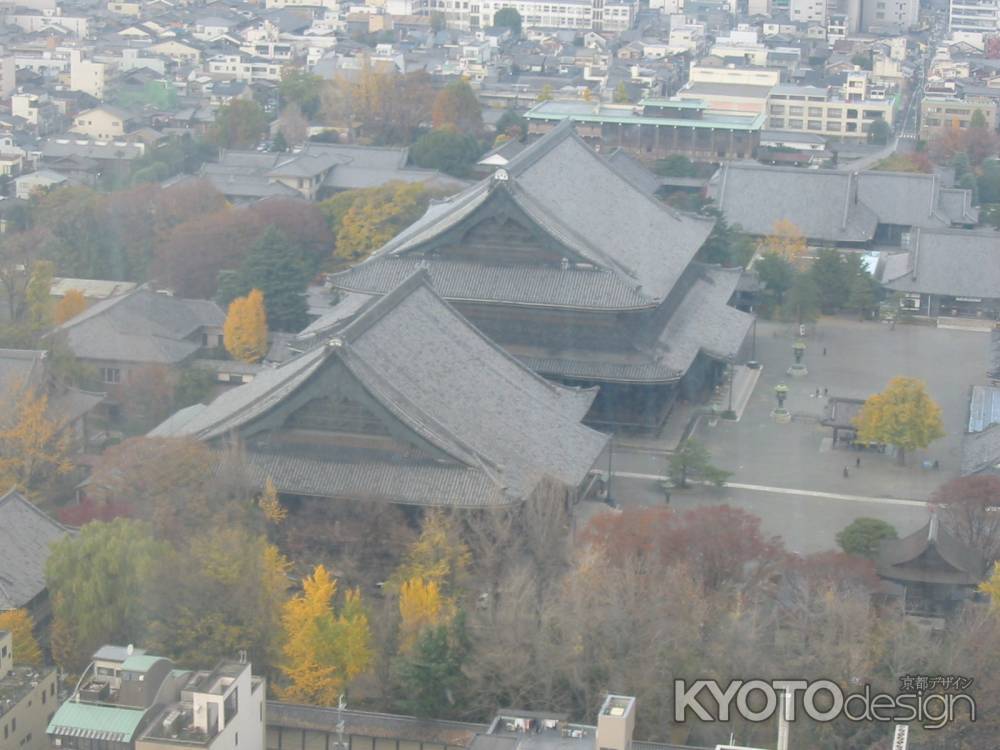 京都タワーからみた秋の東本願寺