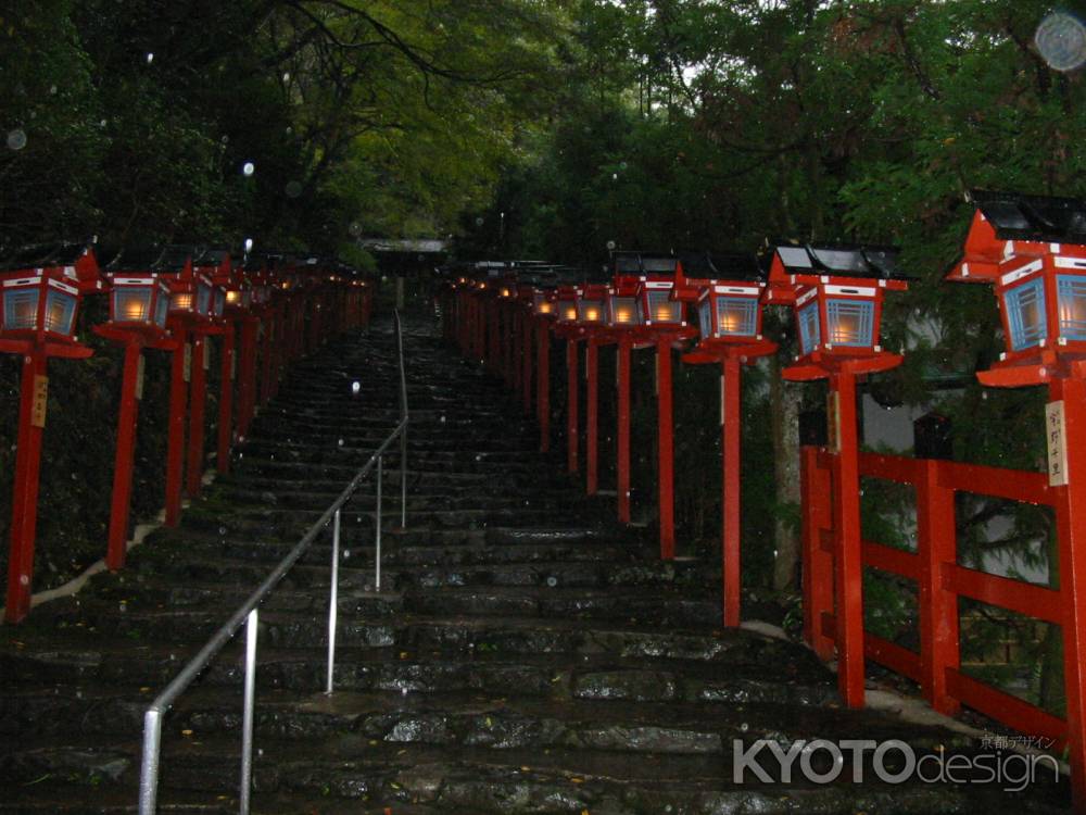 雨の貴船神社