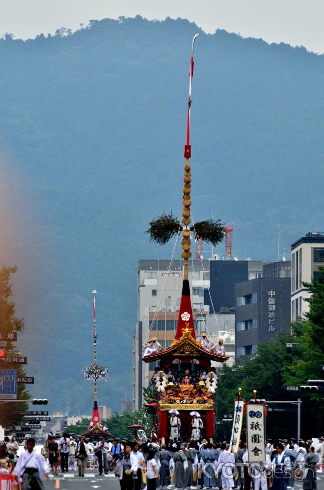 長刀、夏空に高く