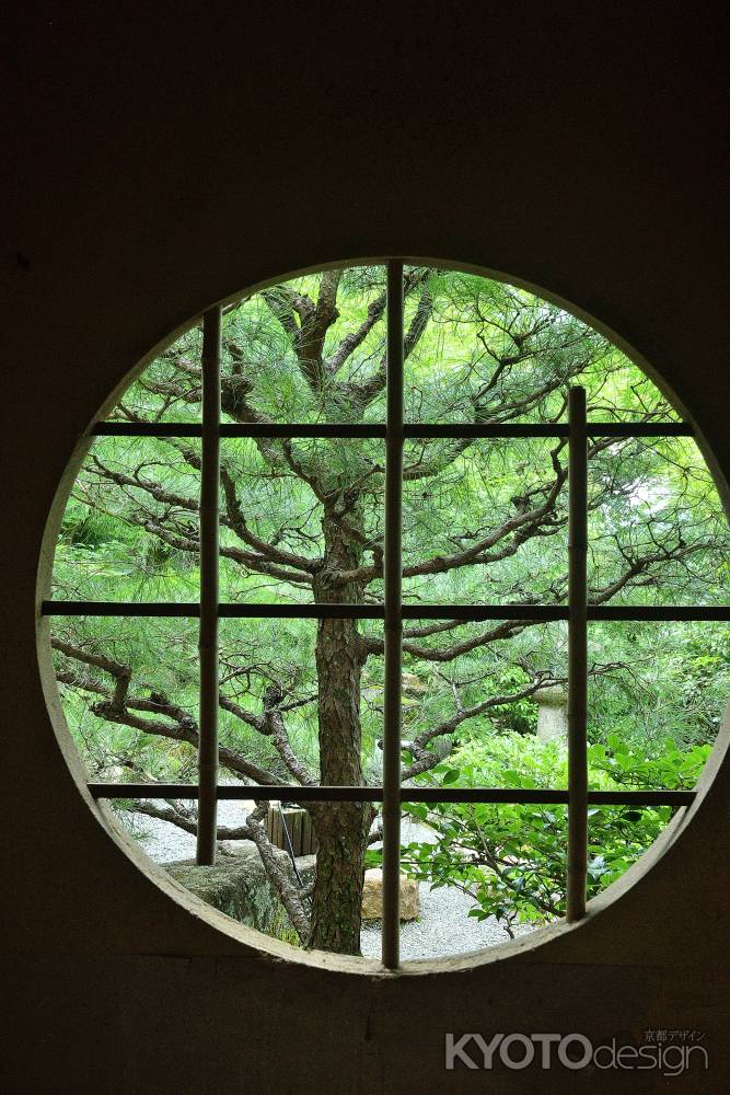 青松の丸窓