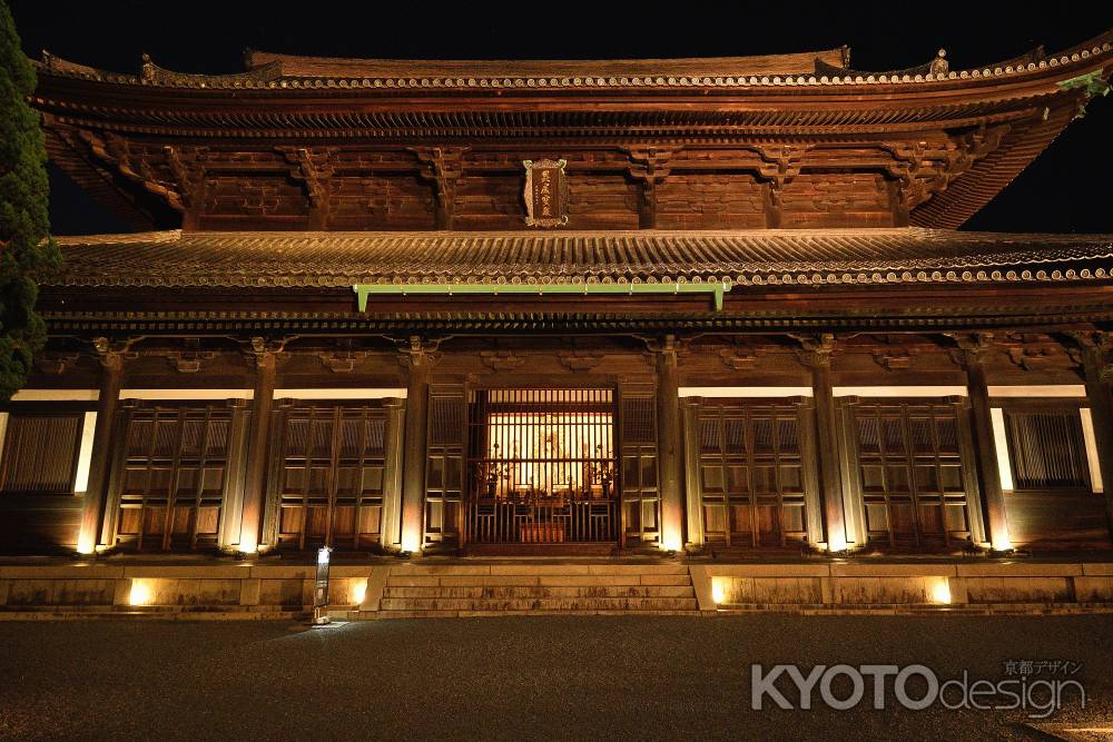 名刹の夜灯り