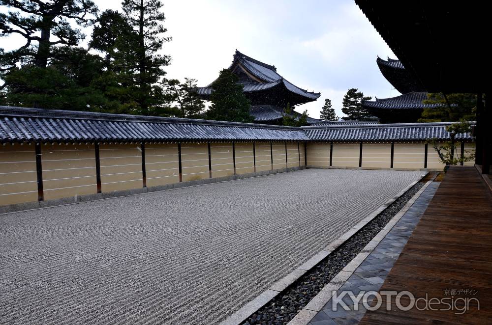 小雪の落ちる庭