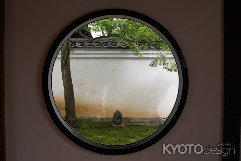 丸窓からの箱庭