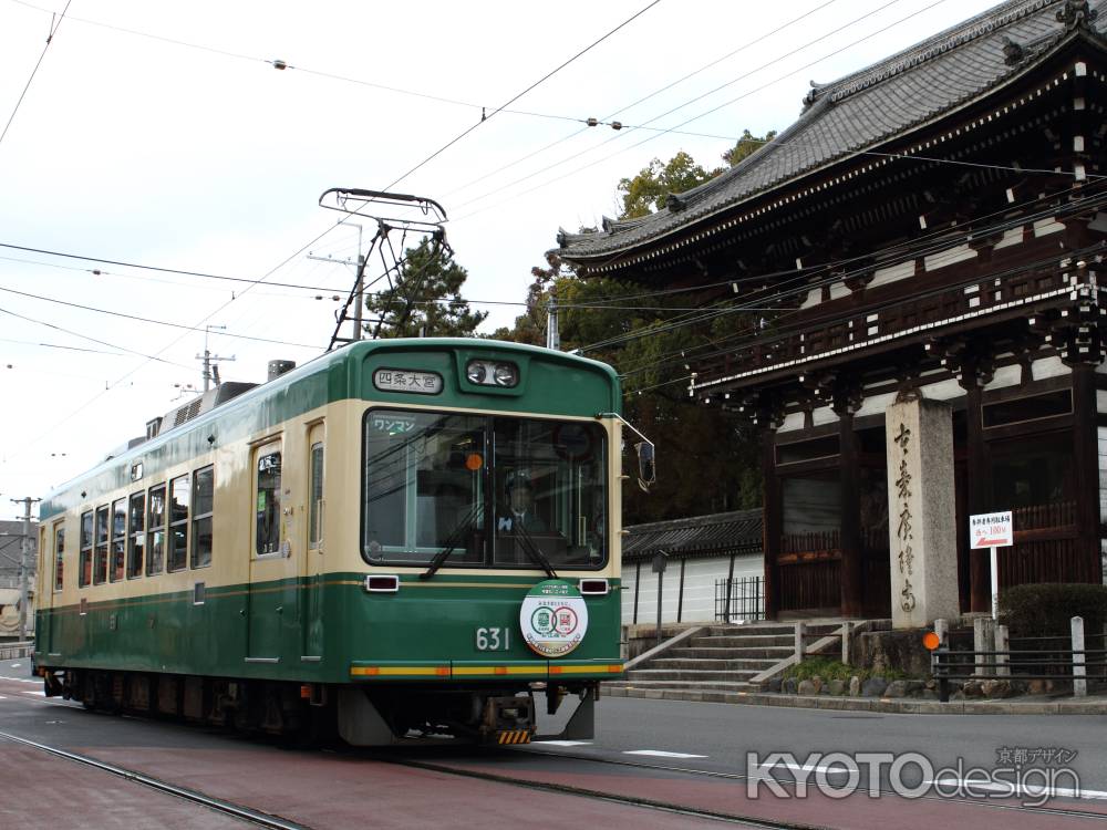 太秦広隆寺前を走る嵐電