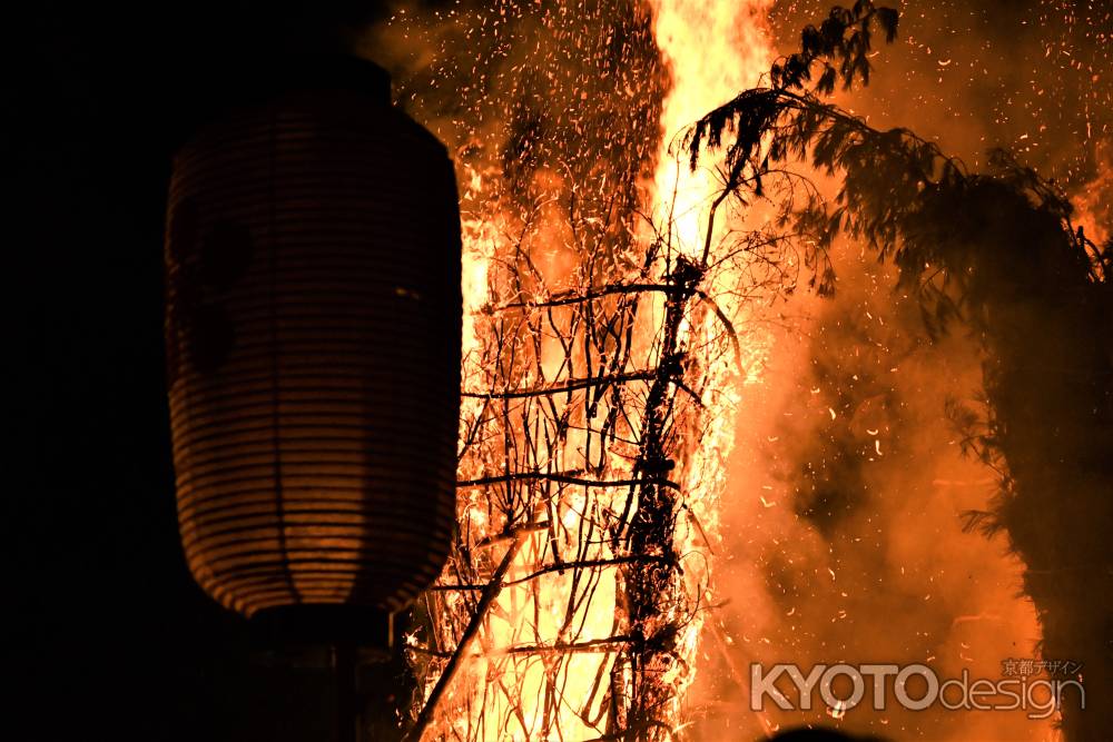 勢いよく燃える松明