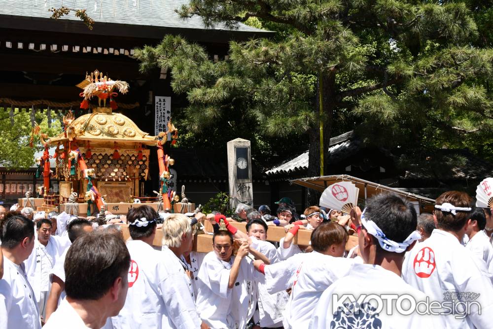 上御霊神社をでる神輿