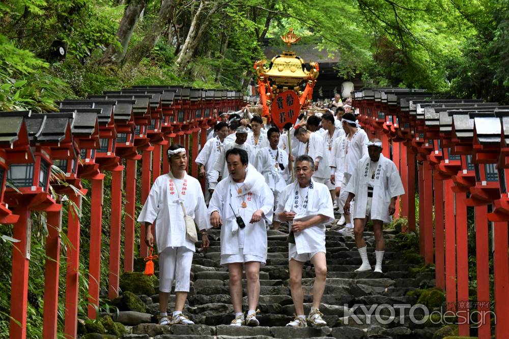 神輿　参道を下る