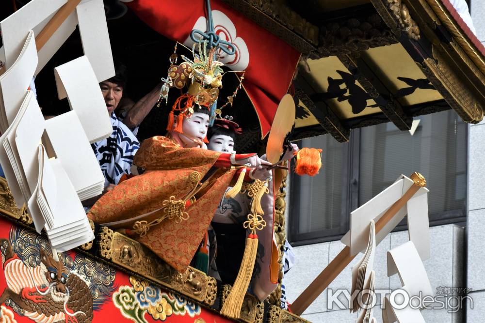 身を乗りだして舞う