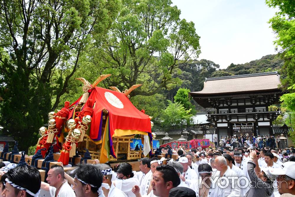 神輿山門より出る