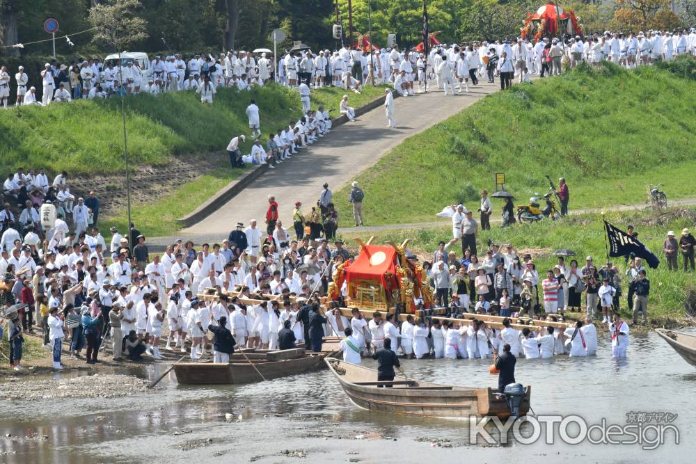 船渡御（神輿を船に乗せる）