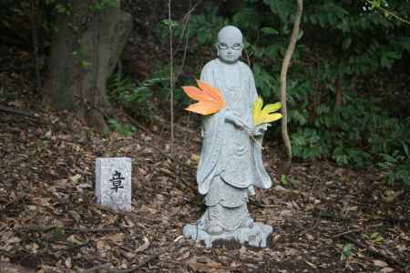 メガネをかけた石像