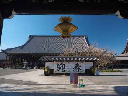 正月の参拝者を迎える西本願寺