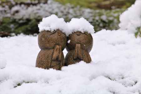 詩仙堂のお地蔵さんに雪2020