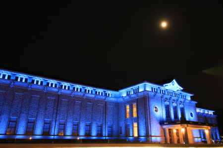 京セラ美術館のブルーライトアップ