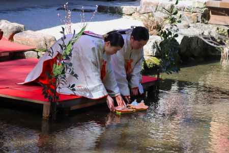 上賀茂神社の流し雛