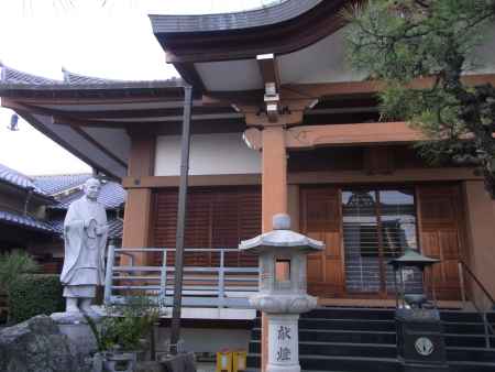 華台寺　本堂と法然上人尊像