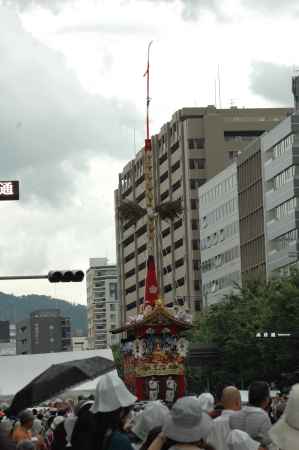 御池通を行く長刀鉾