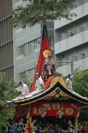 岩戸山の屋根方と人形