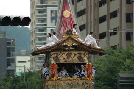 北観音山の囃子方と屋根方