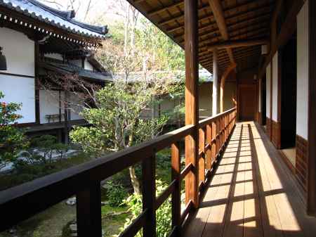 安楽寺の中庭をかこむ回廊