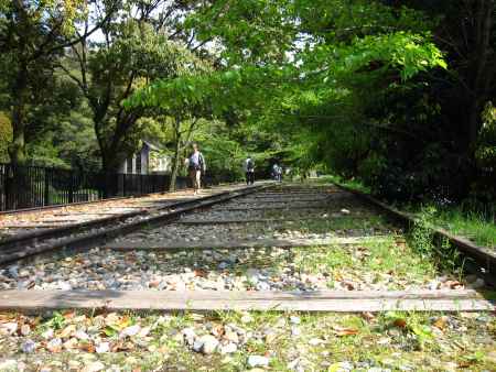 蹴上インクラインを歩く人たち