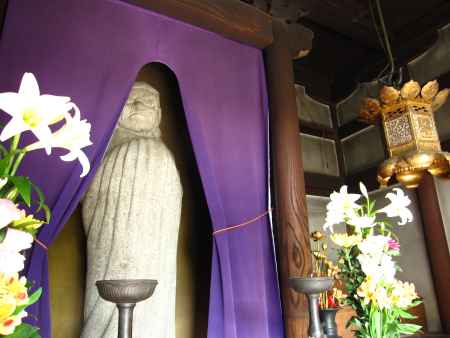 慈氏院の達磨大師像