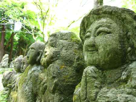 手を合わせ、微笑む羅漢さん