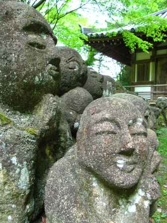 地蔵堂前に並ぶ羅漢さんたち