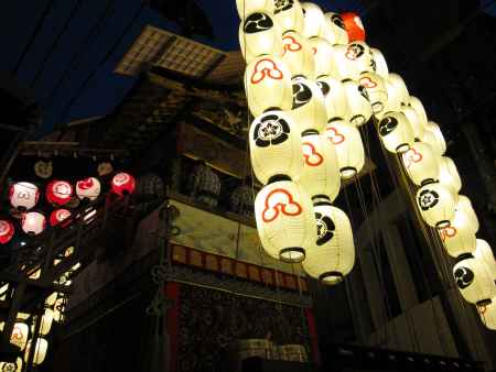 浮かび上がる放下鉾の駒形提灯