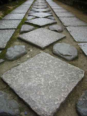 余香苑に続く石畳の道