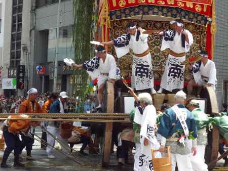 祇園祭2019　青竹を敷き方向転換