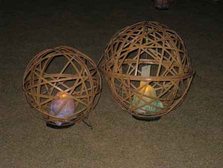 竹籠の中のやさしい灯り