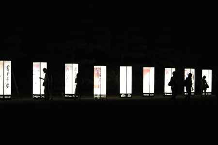 行灯の灯り影絵の様な見物人