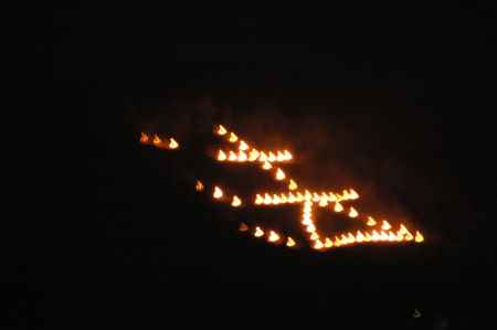 送り火北山に浮き出る法