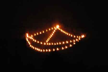 大文字夜空に浮かぶ船