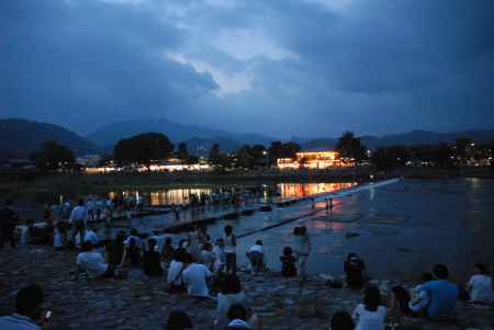 灯籠流しを待つ人々