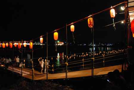 灯籠を流す桟橋